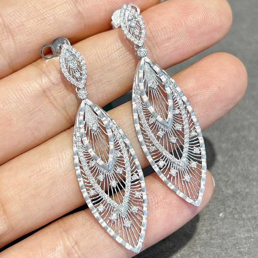 14k Gold 0.89 Ct Natural H Diamond Earrings: Ref:231053183 // gold content:14k gold // main gemstone:diamond // shape:round // carat weight:0. 89ct // clarity grade:vs-si // color:h // treatment:natural // cut grade:g // Low Estimate: 7000