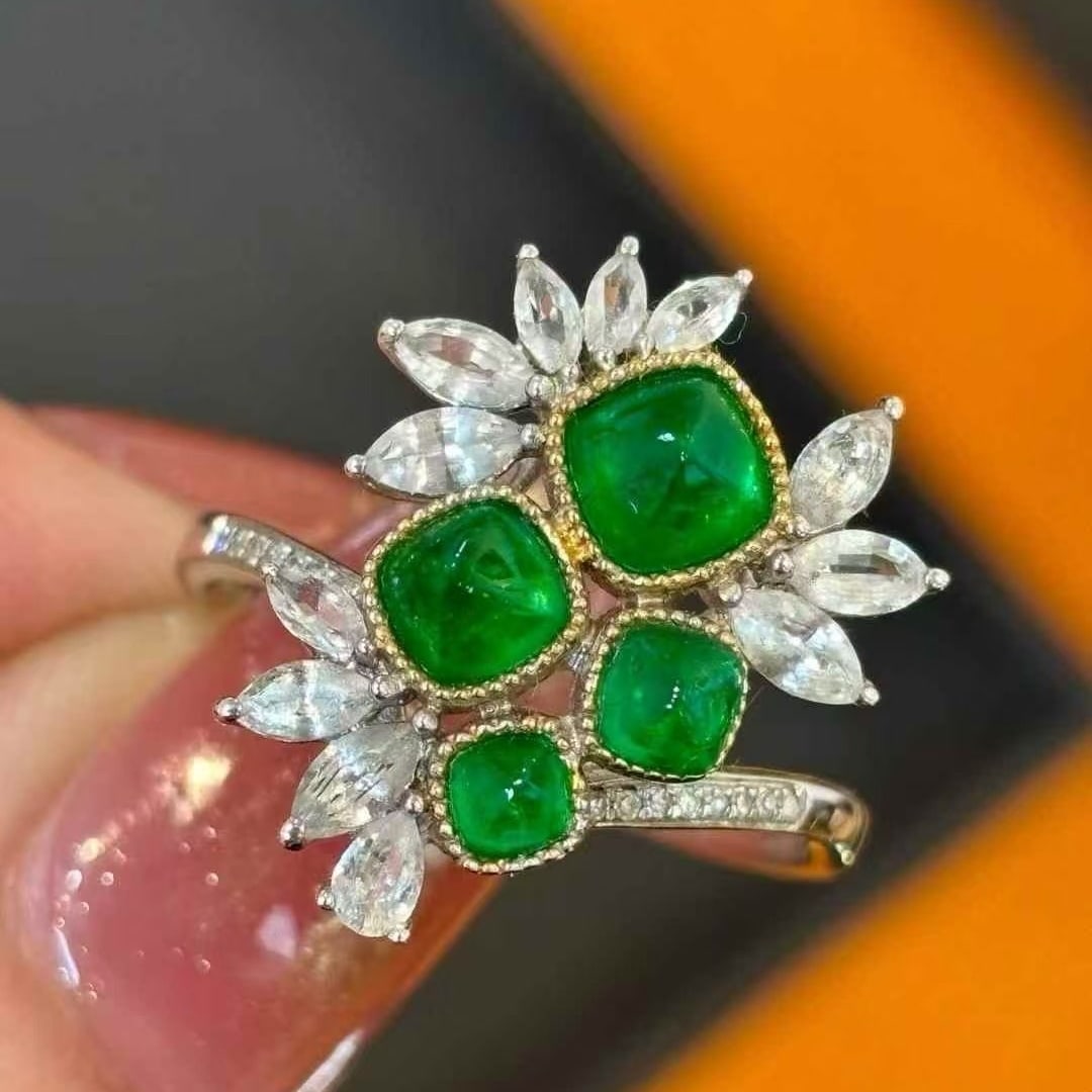 14k Gold 1.62 Ct Vivid Green Natural Emerald & Diamond & Sapphire Ring: Ref:231053208 // gold content:14k gold // ring size:7. 25us // // main gemstone:emerald // shape:sugar-loaf // carat weight:1. 62ct // color:vivid green // treatment:natural // // adjacent gemstone 2