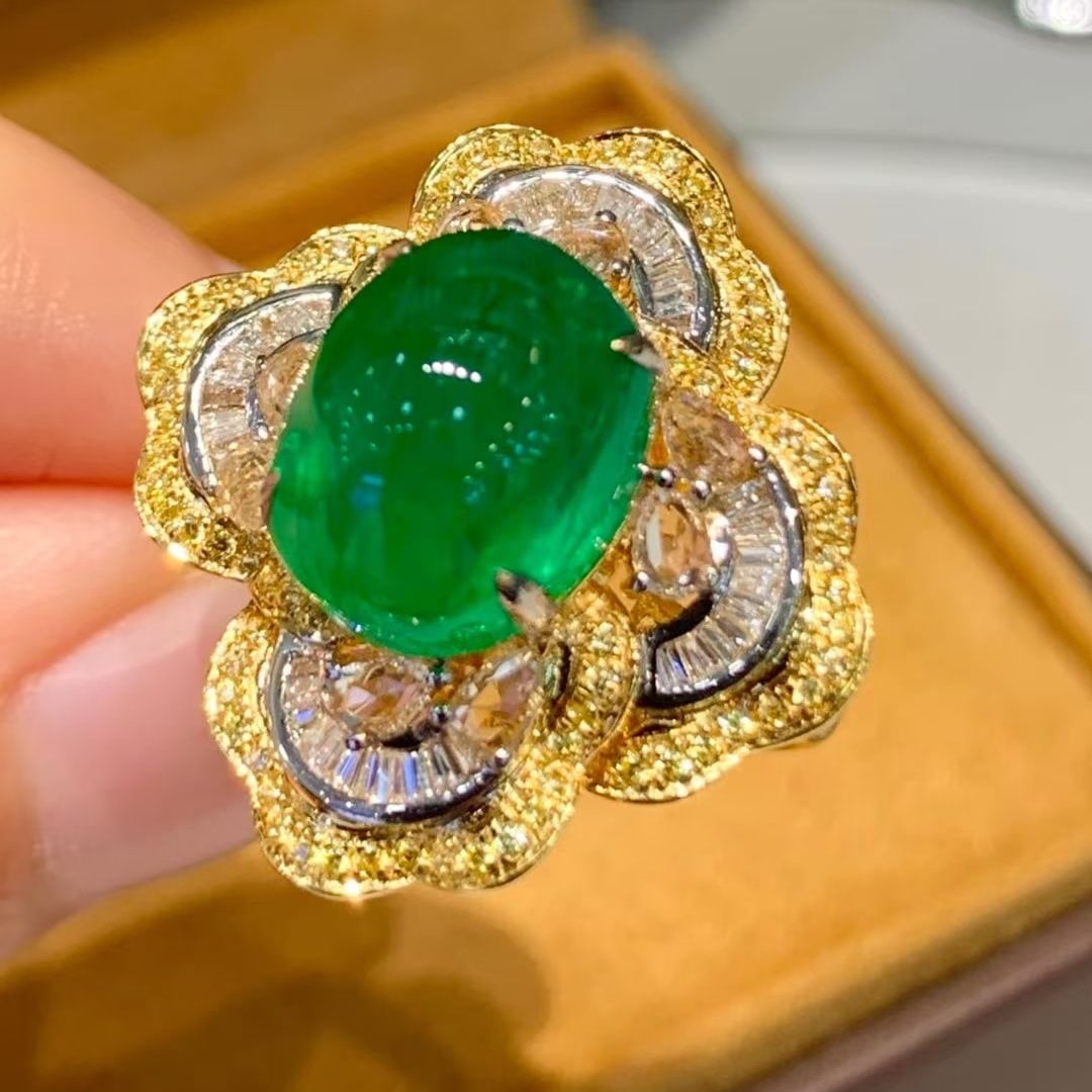 14k Gold 3.5 Ct Vivid Green Natural Emerald & Diamond & Sapphire Ring - 2