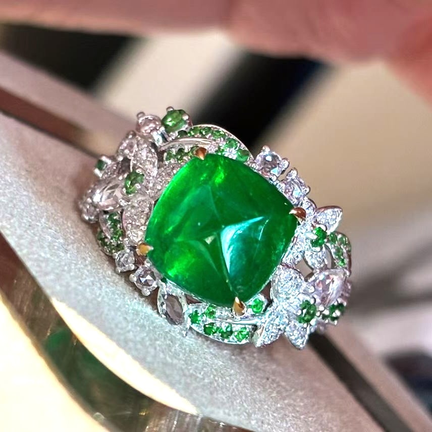 14k Gold 5.39 Ct Vivid Green Natural Emerald & Diamond Ring - 4