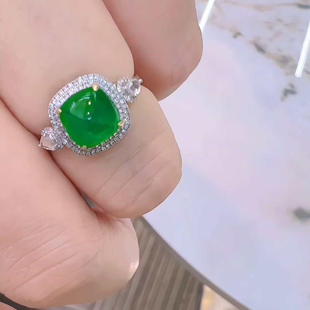 14k Gold 2.8 Ct Vivid Green Natural Emerald & Diamond & Sapphire Ring: Ref:231053259 // gold content:14k gold // ring size:7. 25us // // main gemstone:emerald // shape:sugar-loaf // carat weight:2. 8ct // color:vivid green // treatment:natural // // adjacent gemstone 2