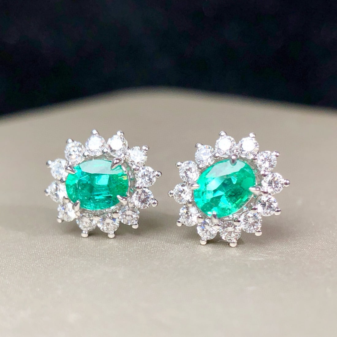 14k Gold 1.08 Ctw Natural Emerald & Diamond Earrings - 4