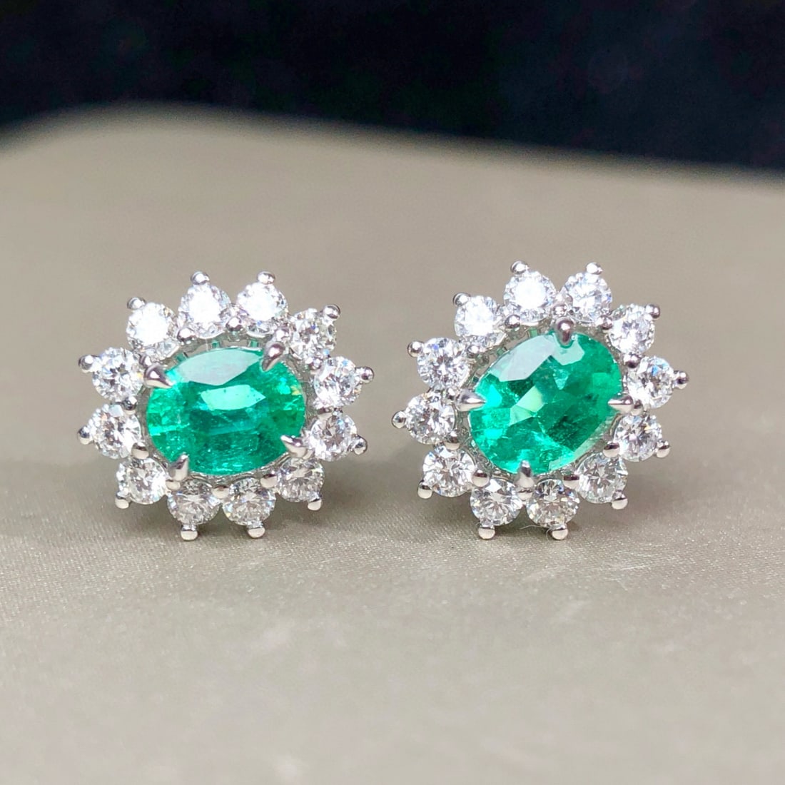 14k Gold 1.08 Ctw Natural Emerald & Diamond Earrings - 5