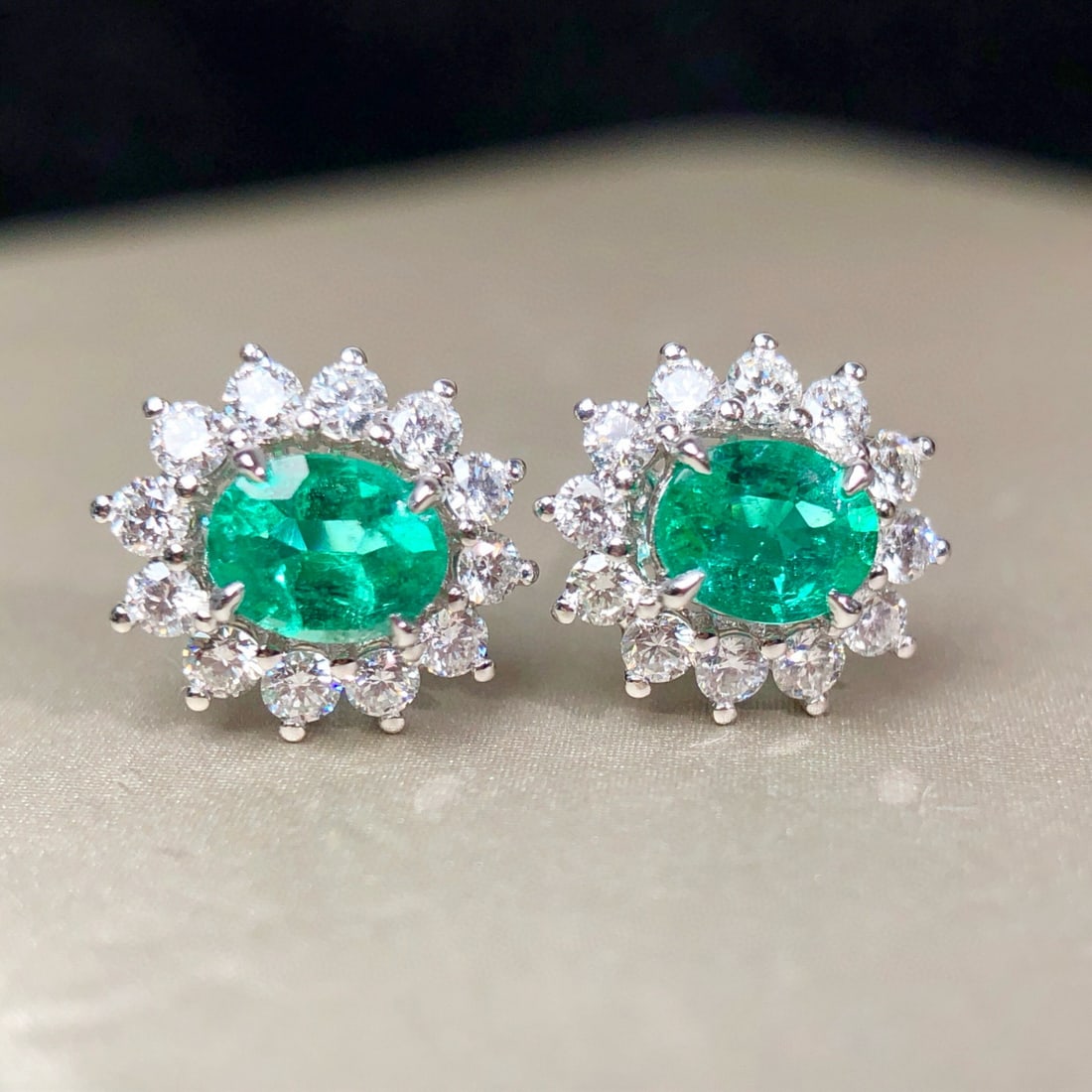 14k Gold 1.08 Ctw Natural Emerald & Diamond Earrings - 6