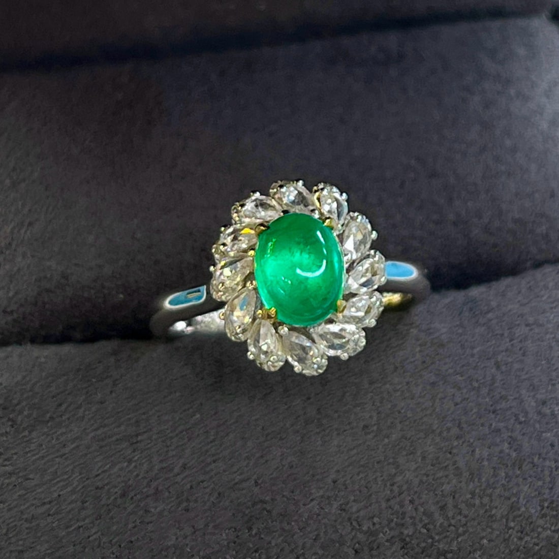 14k Gold 1.31 Ctw Natural Emerald & Diamond Ring: Ref:231054027 // gold content:14k gold // ring size:7. 25us // // main gemstone:emerald // shape:oval // carat weight:0. 92ct // color:green // treatment:natural // // adjacent gemstone 2 : diamond
