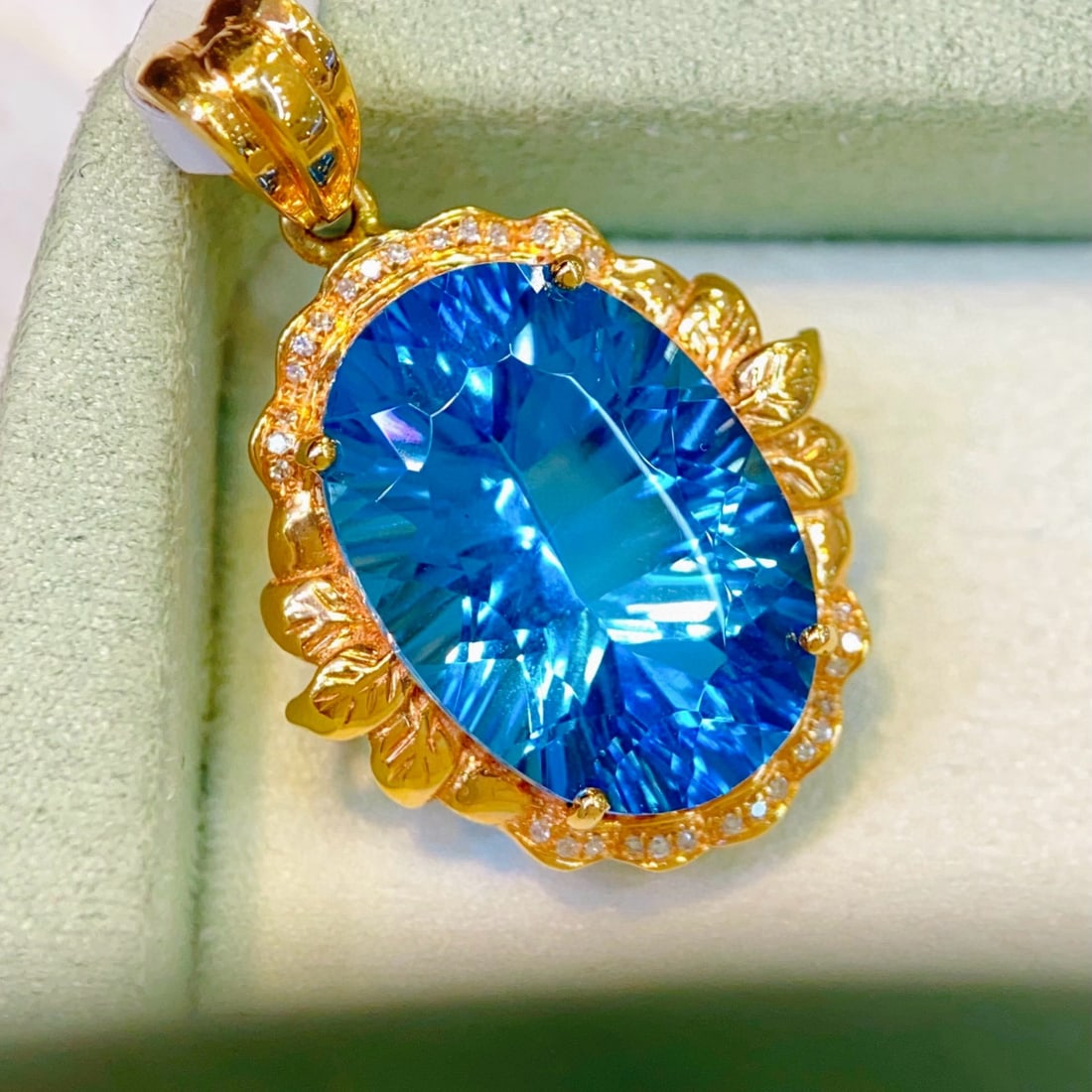 14k Gold 13.95 Ct Natural Topaz & Diamond Pendant( Without Chain ): Ref:231054049 // gold content:14k gold // main gemstone:topaz // shape:oval // carat weight:13. 95ct // color:blue // treatment:natural // // adjacent gemstone 2 : diamond // number of stones:30 //