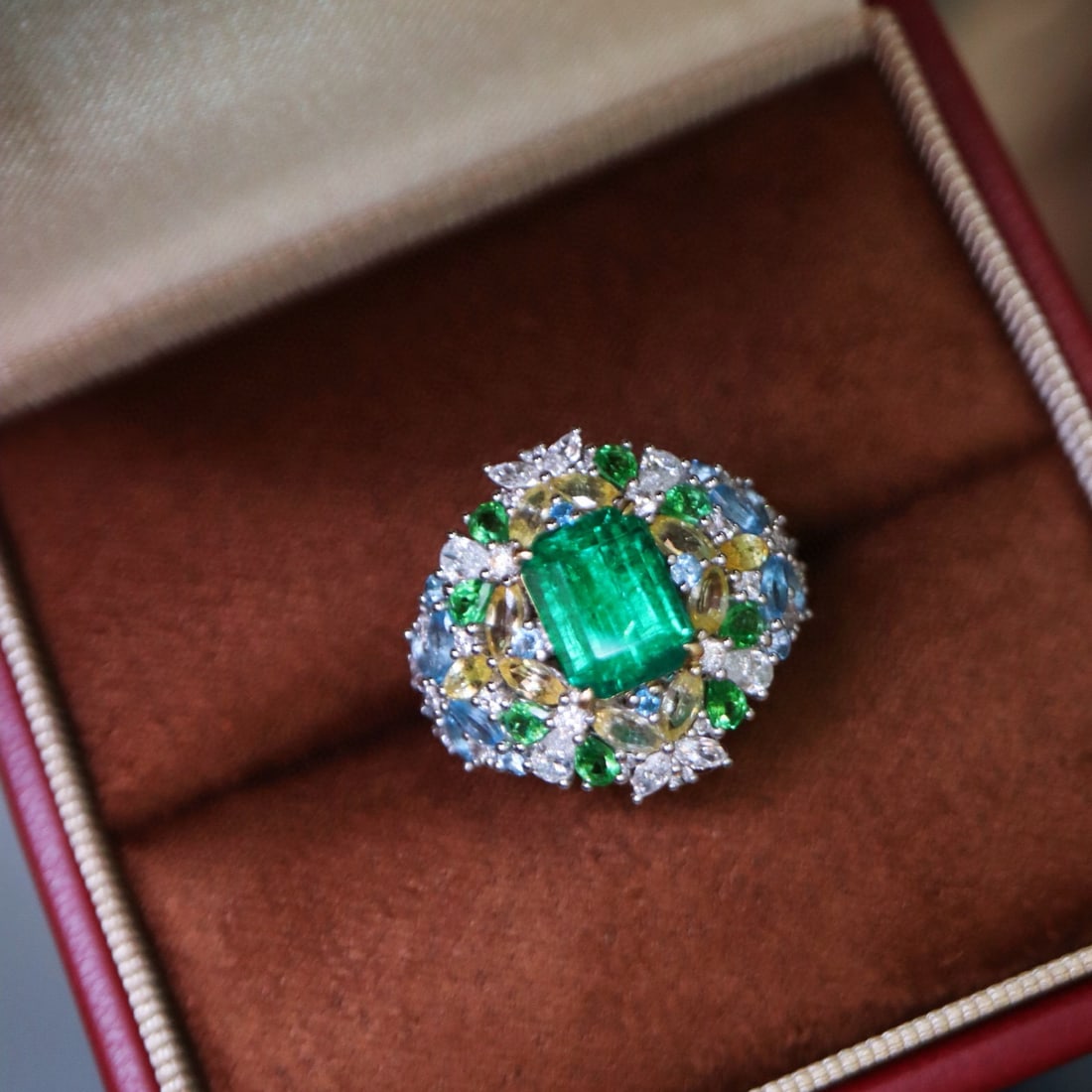 14k Gold 2.55 Ctw Vivid Green Natural Emerald & Diamond Ring: Ref:231054050 // gold content:14k gold // ring size:7. 25us // // main gemstone:emerald // shape:octagonal // carat weight:1. 86ct // color:vivid green // treatment:natural // // adjacent gemstone 2