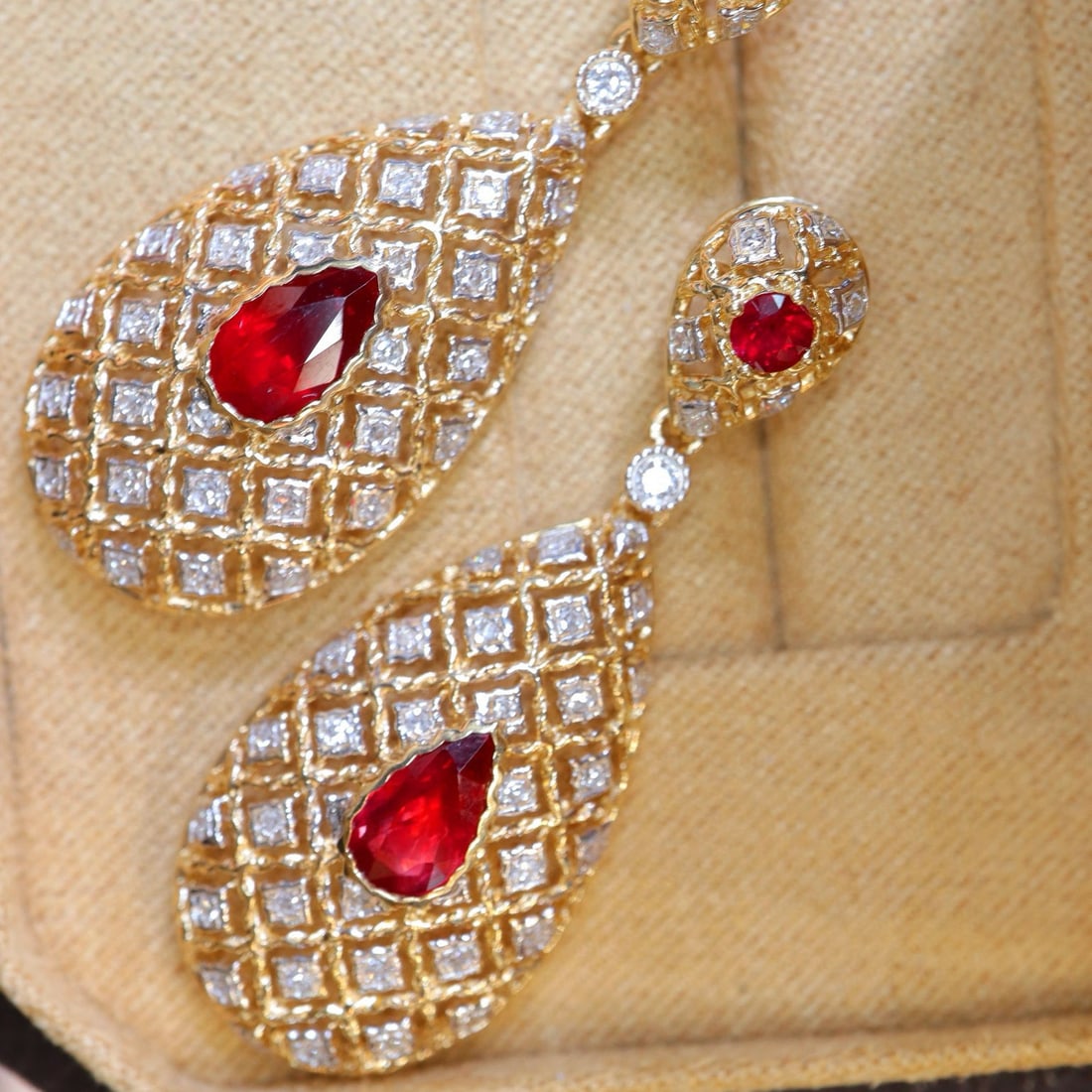 14k Gold 1.38 Ctw Natural Ruby & Ruby Earrings: Ref:231054051 // gold content:14k gold // main gemstone:ruby // shape:pear // carat weight:1. 18ct // color:pigeonblood red // treatment:natural // // adjacent gemstone 2 : ruby // shape:round // cara