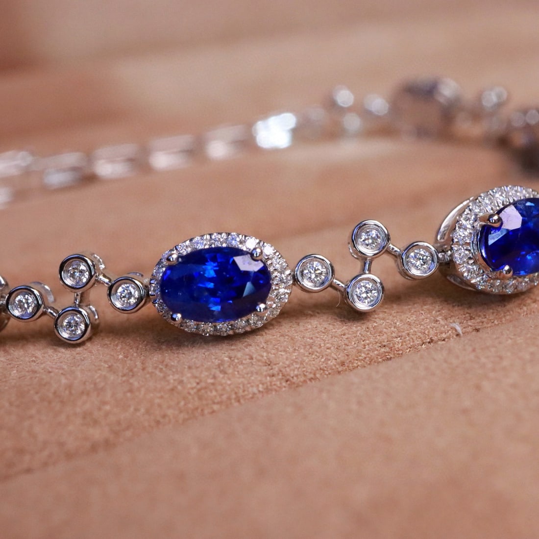 14k Gold 4.53 Ctw Natural Sapphire & Diamond Bracelet: Ref:231054062 // gold content:14k gold // main gemstone:sapphire // shape:oval // carat weight:3. 82ct // color:royal blue // treatment:natural // // adjacent gemstone 2 : diamond // shape:round //
