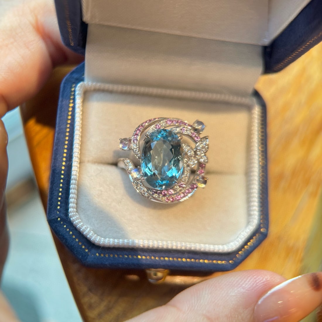 14k Gold 3.90 Ctw Natural Aquamarine & Diamond Ring: Ref:231054080 // gold content:14k gold // ring size:7. 25us // // main gemstone:aquamarine // shape:oval // carat weight:3. 73ct // color:santa maria color // treatment:natural // // adjacent gemstone