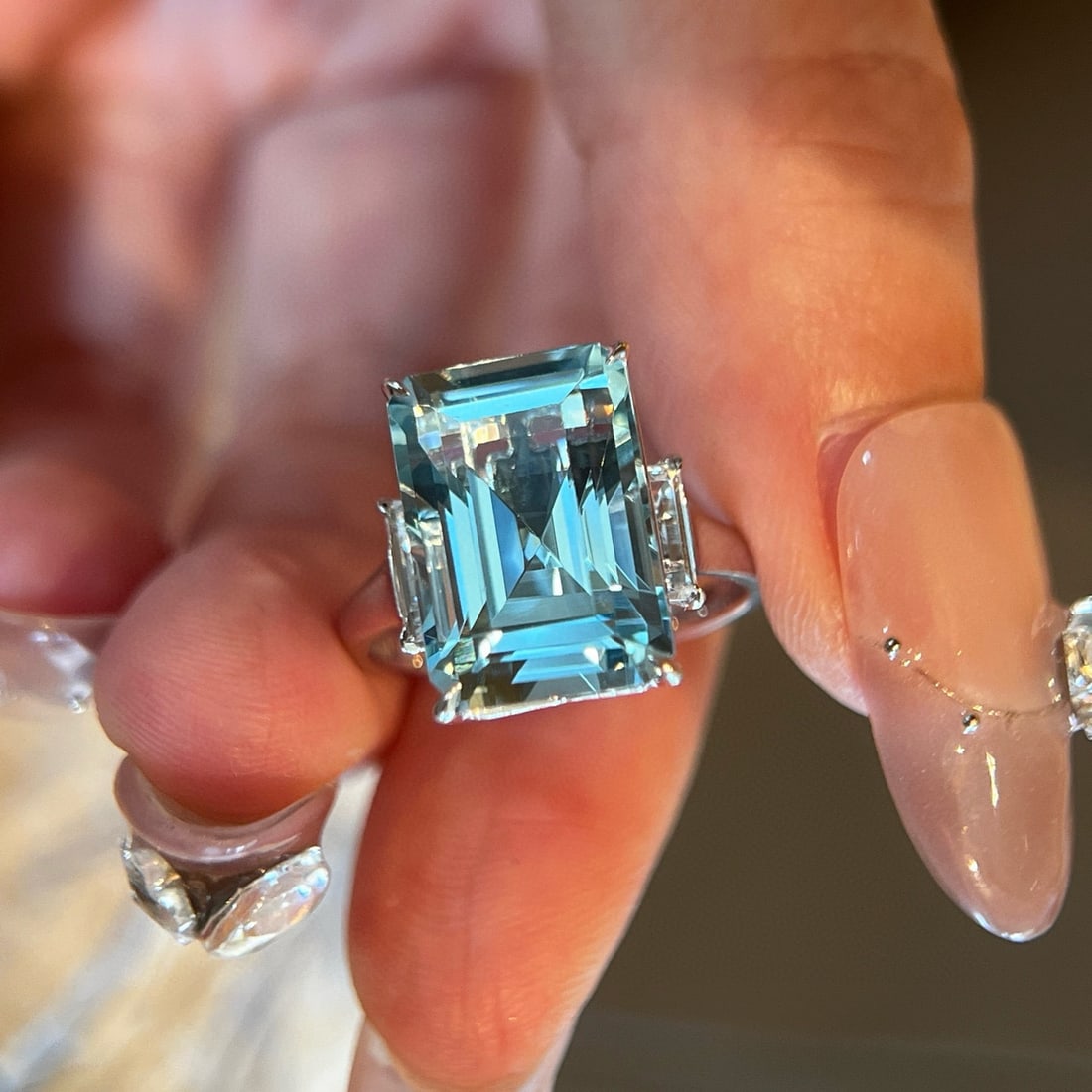 14k Gold 7.64 Ctw Natural Aquamarine & Topaz Ring: Ref:231054081 // gold content:14k gold // ring size:7. 25us // // main gemstone:aquamarine // shape:octagonal // carat weight:6. 88ct // color:blue // treatment:natural // // adjacent gemstone 2 : top