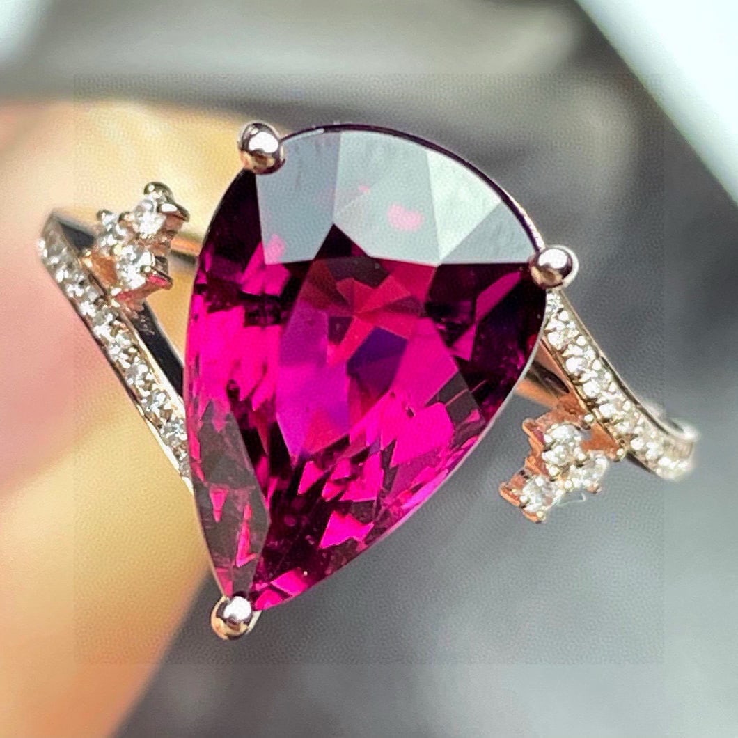 14k Gold 5.93 Ct Natural Tourmaline & Diamond Ring: Ref:231054083 // gold content:14k gold // ring size:7. 25us // // main gemstone:tourmaline // shape:pear // carat weight:5. 93ct // color:red // treatment:natural // // adjacent gemstone 2 : diamond /