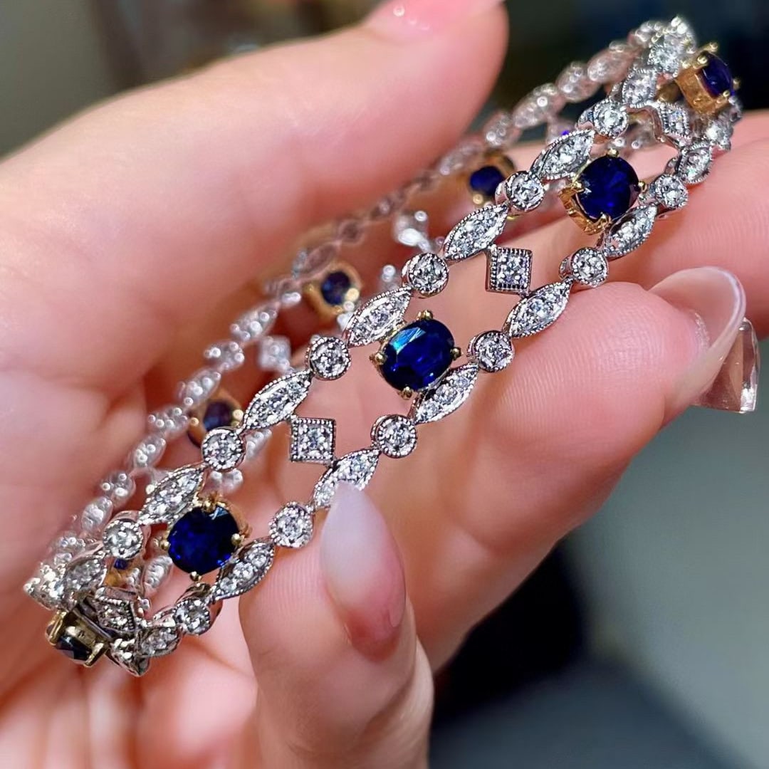 14k Gold 6.54 Ctw Natural Sapphire & Diamond Bracelet: Ref:231054103 // gold content:14k gold // main gemstone:sapphire // shape:oval // carat weight:5. 38ct // color:royal blue // treatment:natural // // adjacent gemstone 2 : diamond // shape:round //