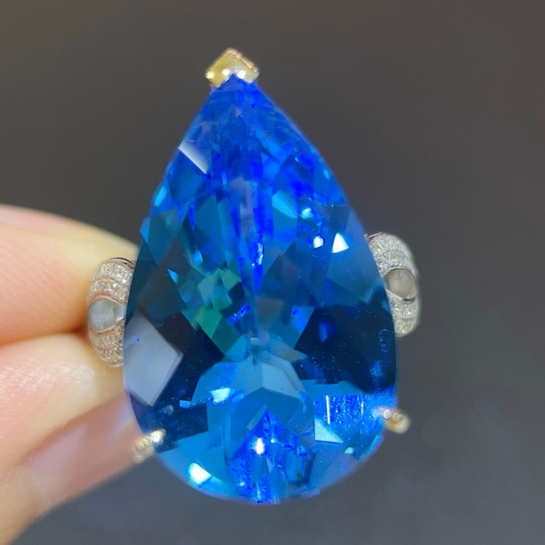 14k Gold 16.94 Ctw Natural Topaz & Diamond Ring: Ref:231054105 // gold content:14k gold // ring size:7. 25us // // main gemstone:topaz // shape:pear // carat weight:16. 7ct // color:blue // treatment:natural // // adjacent gemstone 2 : diamond //