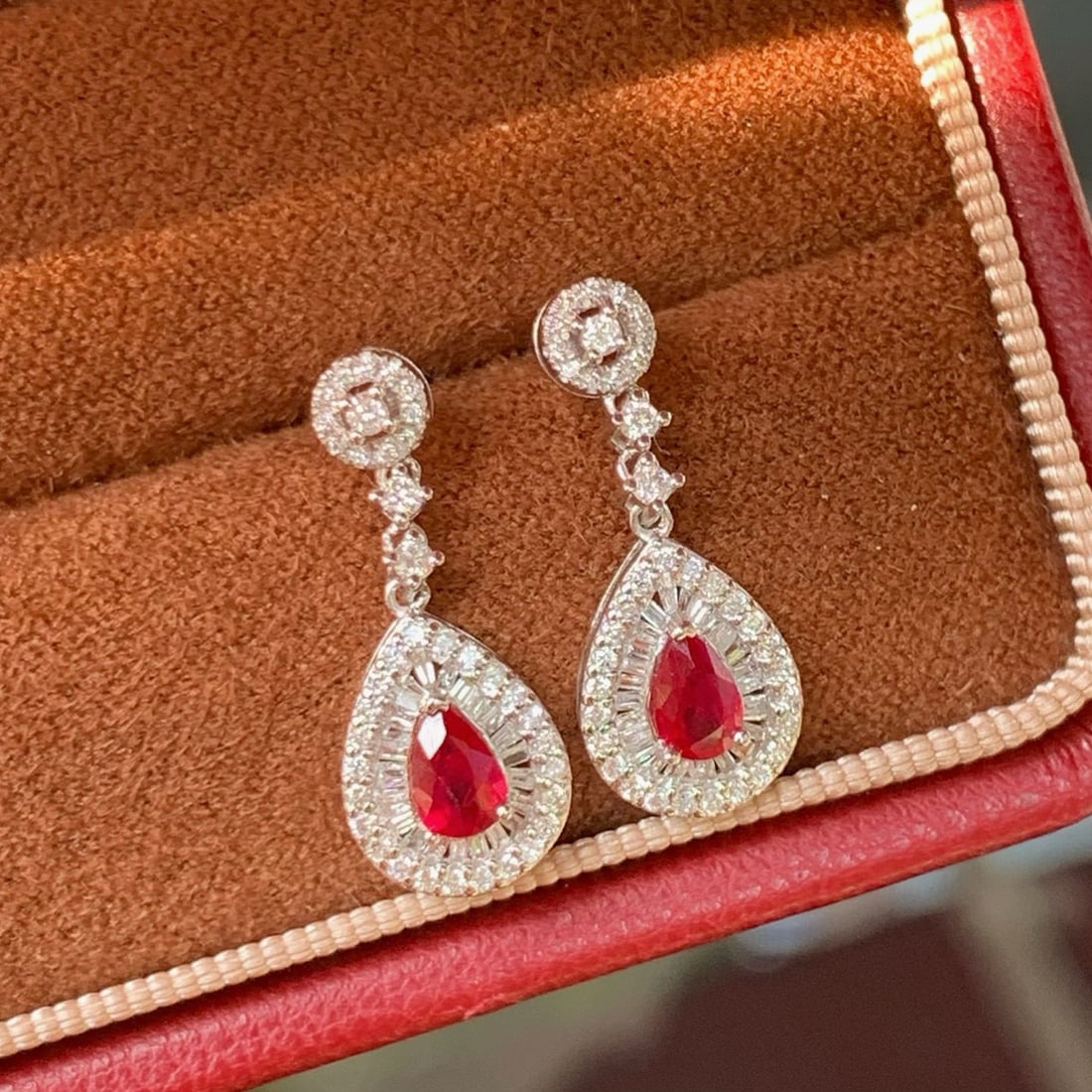 14k Gold 1.06 Ctw Natural Ruby & Diamond Earrings: Ref:231054114 // gold content:14k gold // main gemstone:ruby // shape:pear // carat weight:0. 5ct // color:pigeonblood red // treatment:natural // // adjacent gemstone 2 : diamond // shape:multiply