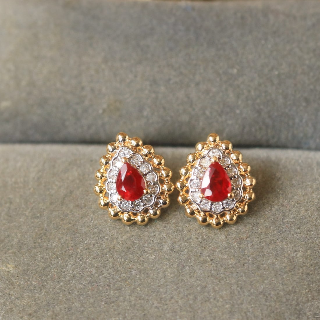 14k Gold 0.62 Ctw Natural Ruby & Diamond Earrings: Ref:231054118 // gold content:14k gold // main gemstone:ruby // shape:pear // carat weight:0. 5ct // color:pigeonblood red // treatment:natural // // adjacent gemstone 2 : diamond // shape:round //