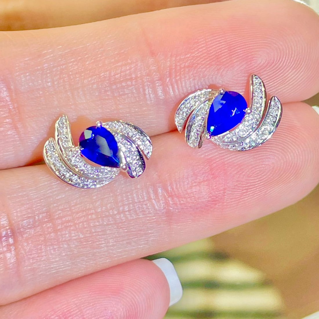 14k Gold 0.85 Ct Natural Sapphire & Diamond Earrings: Ref:231054124 // gold content:14k gold // main gemstone:sapphire // shape:pear // carat weight:0. 85ct // color:blue // treatment:natural // // adjacent gemstone 2 : diamond // shape:round // clarity 