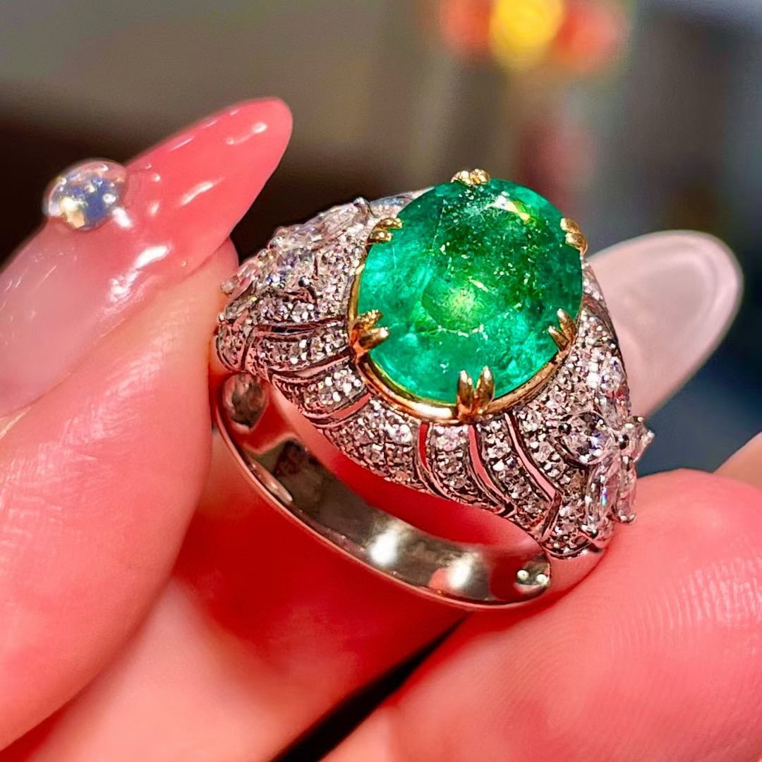 14k Gold 4.40 Ctw Vivid Green Natural Emerald & Diamond Ring - 2