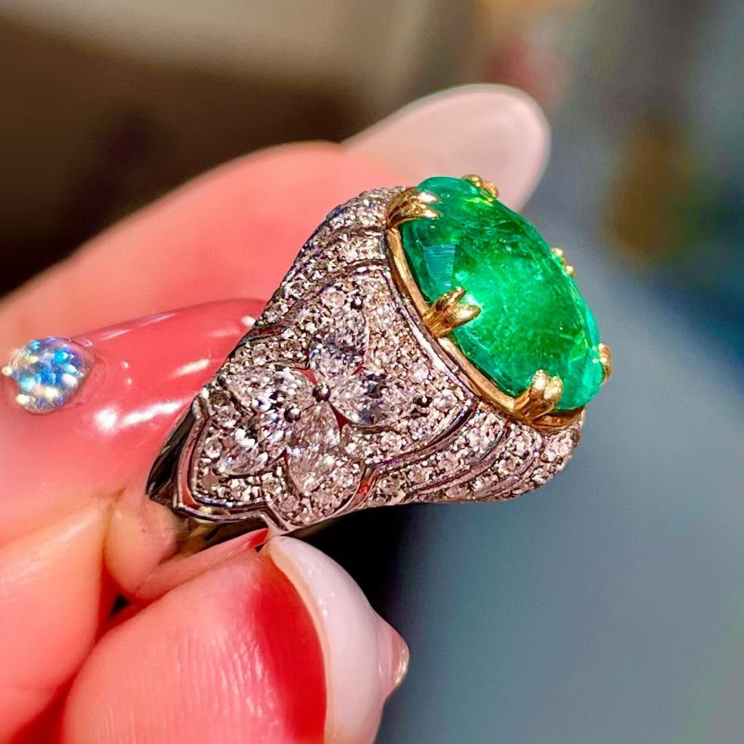 14k Gold 4.40 Ctw Vivid Green Natural Emerald & Diamond Ring - 3