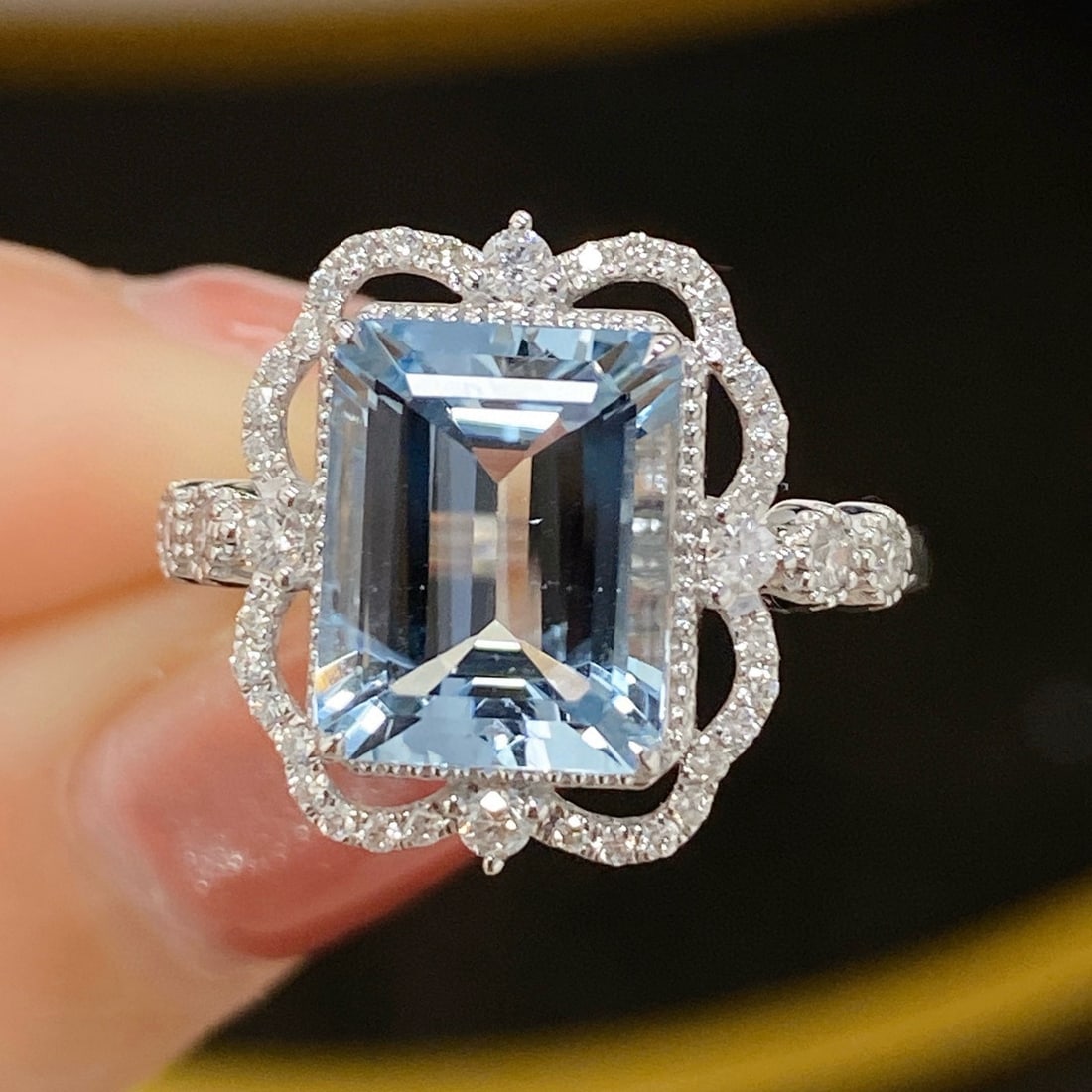 14k Gold 2.8 Ct Natural Aquamarine & Diamond Ring: Ref:231054148 // gold content:14k gold // ring size:7. 25us // // main gemstone:aquamarine // shape:octagonal // carat weight:2. 8ct // color:blue // treatment:natural // // adjacent gemstone 2 :
