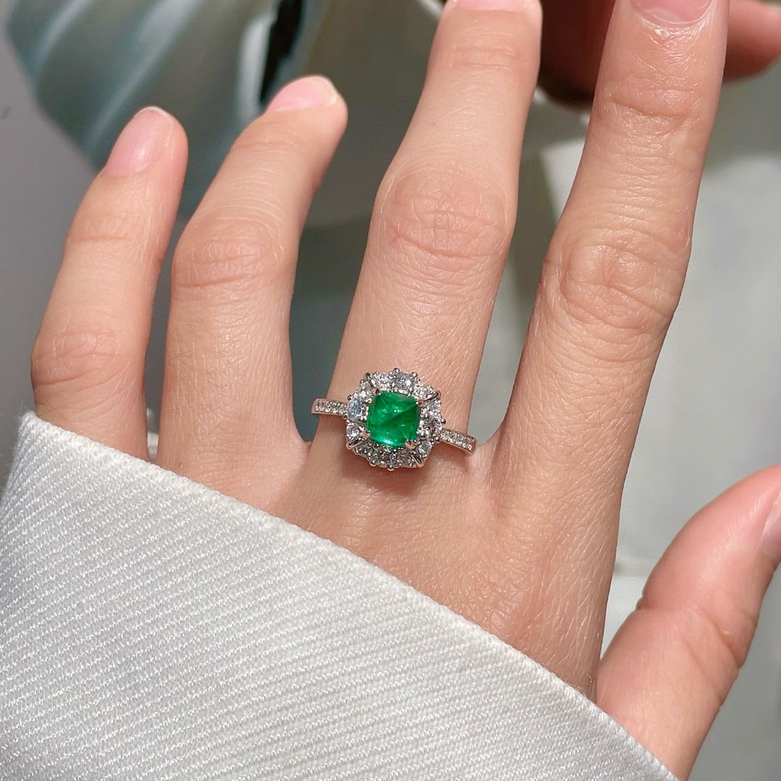 14k Gold 1.2 Ct Vivid Green Natural Emerald & Diamond Ring - 4