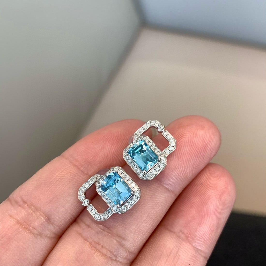 14k Gold 2.50 Ctw Natural Aquamarine & Diamond Earrings: Ref:231054161 // gold content:14k gold // main gemstone:aquamarine // shape:octagonal // carat weight:2. 10ct // color:blue // treatment:natural // // adjacent gemstone 2 : diamond // shape:round //