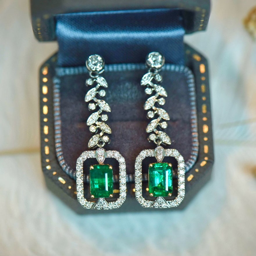 14k Gold 1.90 Ctw Vivid Green Natural Emerald & Diamond Earrings: Ref:231054162 // gold content:14k gold // main gemstone:emerald // shape:octagonal // carat weight:1. 32ct // color:vivid green // treatment:natural // // adjacent gemstone 2 : diamond // shape:round
