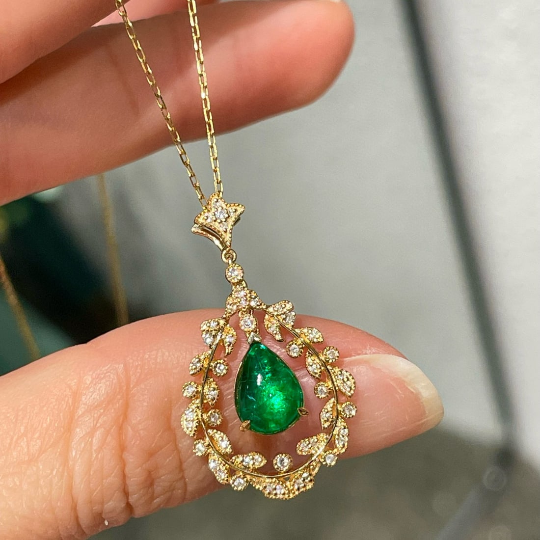 14k Gold 1 Ct Vivid Green Natural Emerald & Diamond Pendant( Without Chain ): Ref:231054168 // gold content:14k gold // main gemstone:emerald // shape:pear // carat weight:1ct // color:vivid green // treatment:natural // // adjacent gemstone 2 : diamond // shape:round //