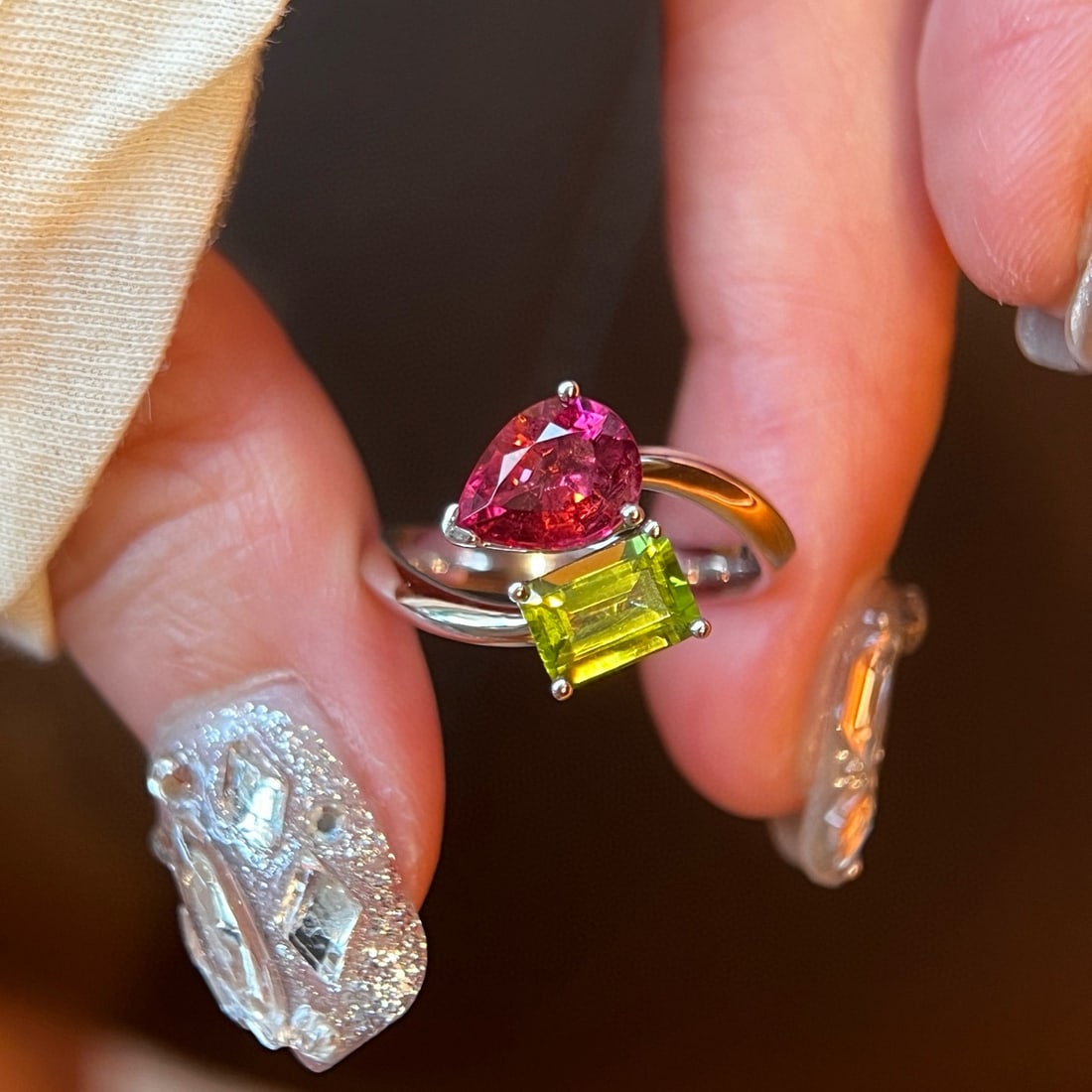 14k Gold 2.33 Ctw Natural Tourmaline & Peridot & Toi Et Moi Ring: Ref:231054174 // gold content:14k gold // ring size:7. 25us // // main gemstone:tourmaline // shape:pear // carat weight:1. 31ct // color:red // treatment:natural // // adjacent gemstone 2 : peridot
