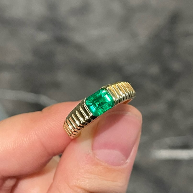 14k Gold 0.7 Ct Vivid Green Natural Emerald Ring: Ref:231054179 // gold content:14k gold // ring size:7. 25us // // main gemstone:emerald // shape:octagonal // carat weight:0. 7ct // color:vivid green // treatment:natural // Low Estimate: 5900 High
