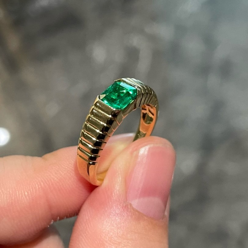 14k Gold 0.7 Ct Vivid Green Natural Emerald Ring - 2