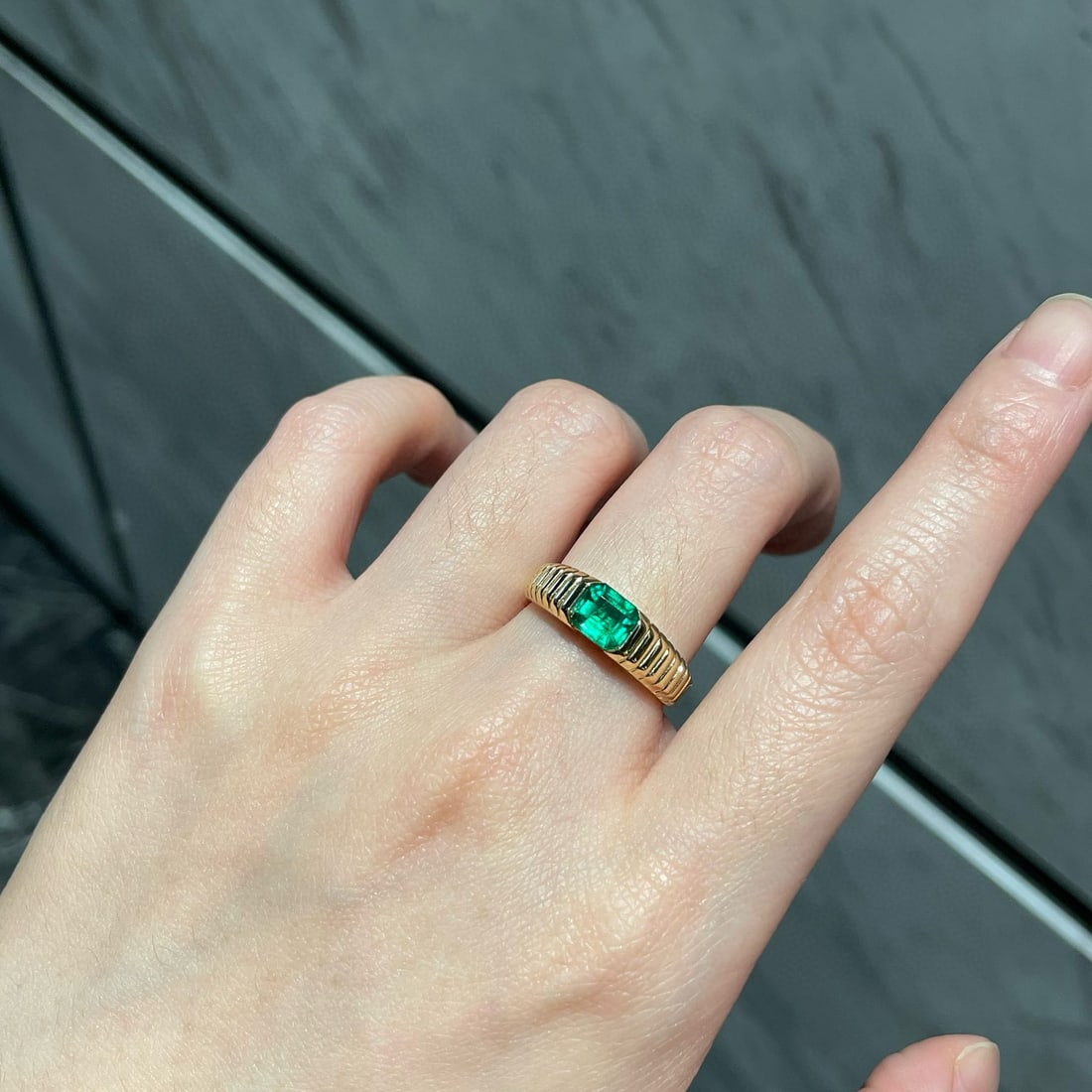 14k Gold 0.7 Ct Vivid Green Natural Emerald Ring - 4