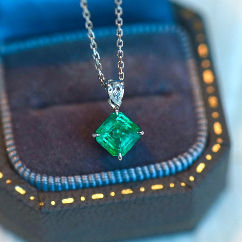14k Gold 0.69 Ctw Vivid Green Natural Emerald & Diamond Pendant( Without Chain ): Ref:231054184 // gold content:14k gold // main gemstone:emerald // shape:octagonal // carat weight:0. 63ct // color:vivid green // treatment:natural // // adjacent gemstone 2 : diamond // shape:pear