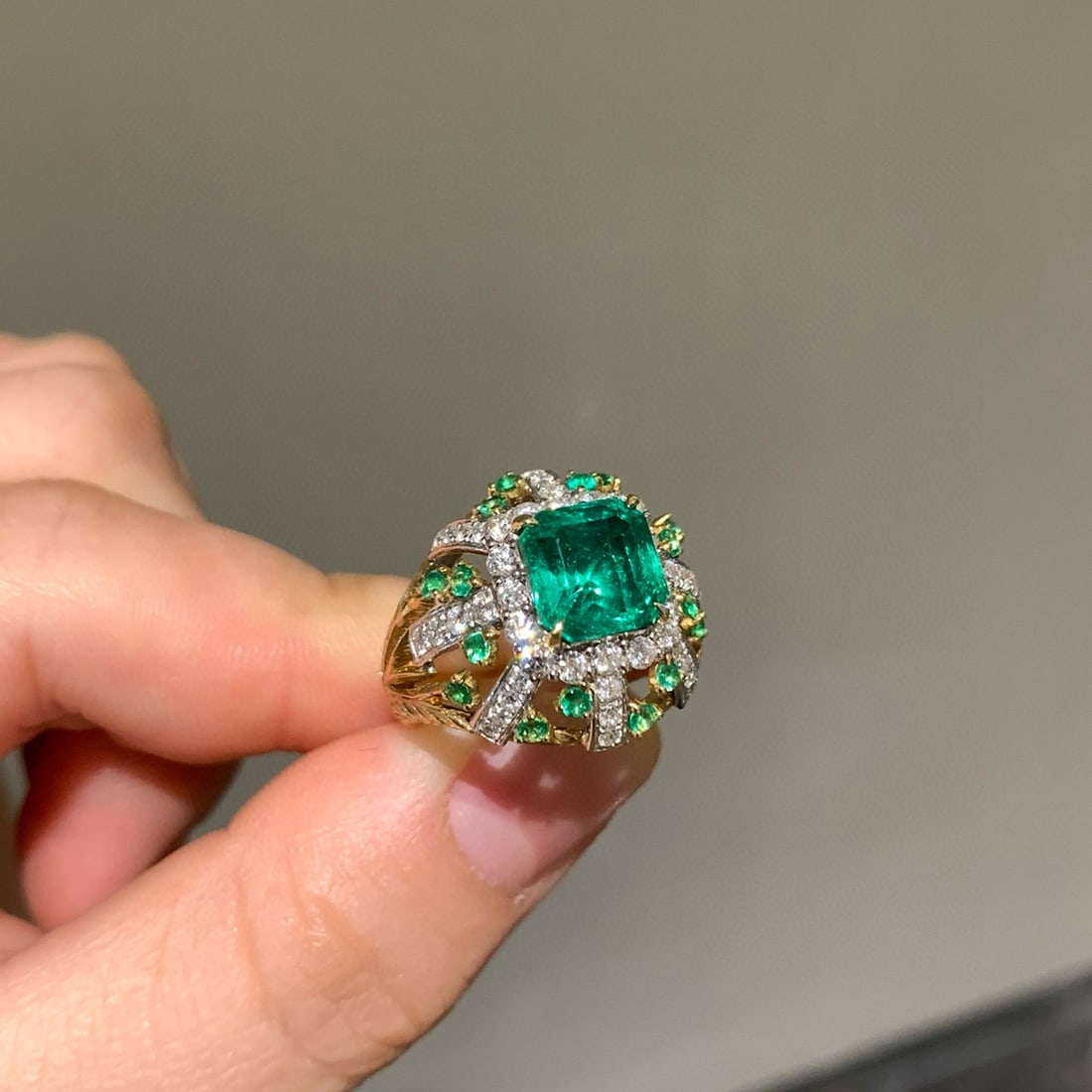 14k Gold 3.10 Ctw Vivid Green Natural Emerald & Diamond Ring - 2