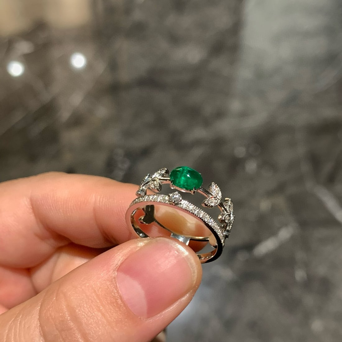 14k Gold 0.92 Ctw Vivid Green Natural Emerald & Diamond Ring - 3
