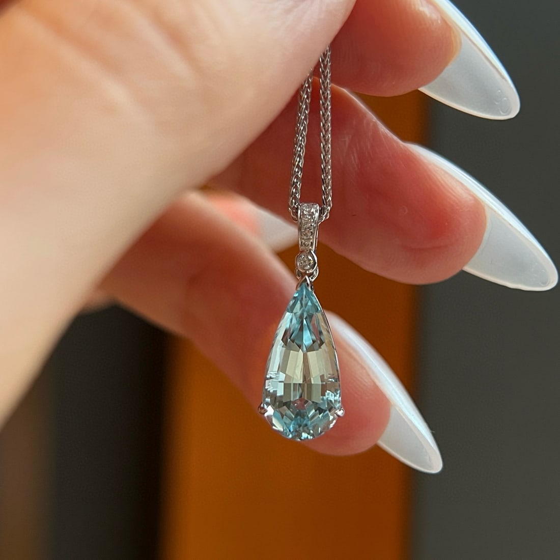 14k Gold 2.70 Ctw Natural Aquamarine & Diamond Pendant( Without Chain ): Ref:231054205 // gold content:14k gold // main gemstone:aquamarine // shape:pear // carat weight:2. 68ct // color:blue // treatment:natural // // adjacent gemstone 2 : diamond // shape:round // carat