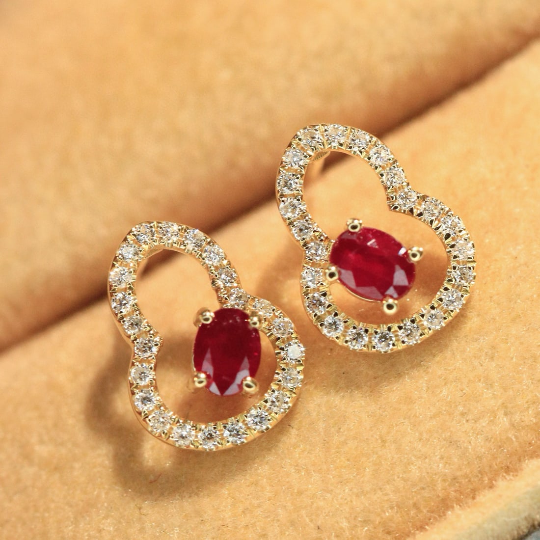 14k Gold 0.38 Ctw Vivid Red Natural Ruby & Diamond Earrings: Ref:231054212 // gold content:14k gold // main gemstone:ruby // shape:oval // carat weight:0. 26ct // color:vivid red // treatment:natural // // adjacent gemstone 2 : diamond // shape:round // carat