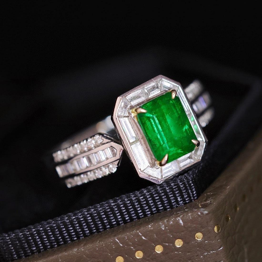 14k Gold 1.84 Ctw Vivid Green Natural Emerald & Diamond Ring - 2