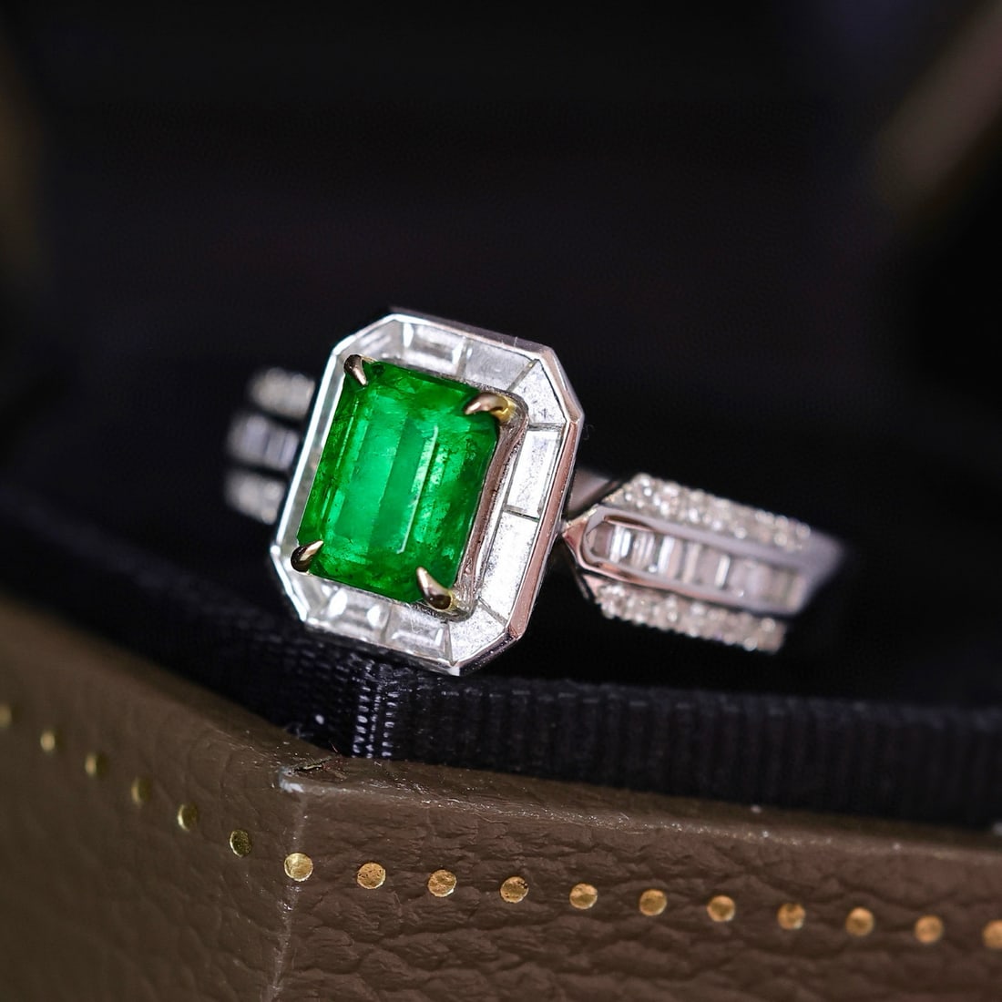 14k Gold 1.84 Ctw Vivid Green Natural Emerald & Diamond Ring - 3