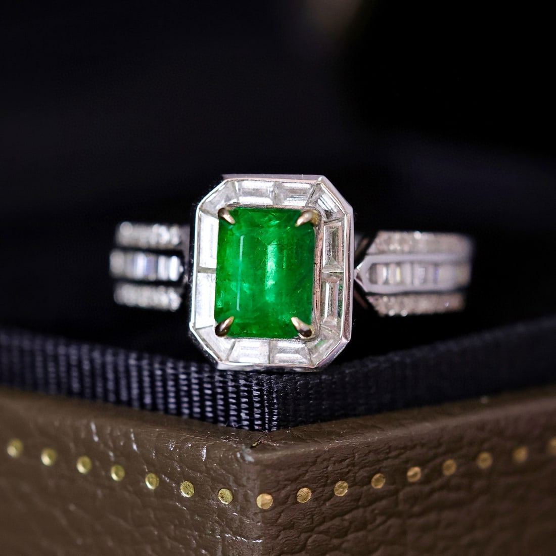 14k Gold 1.84 Ctw Vivid Green Natural Emerald & Diamond Ring - 4
