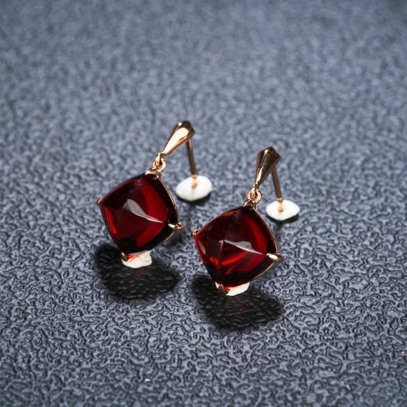 14k Gold 10.78 Ct Natural Garnet Earrings: Ref:231054242 // gold content:14k gold // main gemstone:garnet // shape:suger-loaf // carat weight:10. 78ct // color:red // treatment:natural // High Estimate: 3100 Low Estimate: 2100 Condition: New