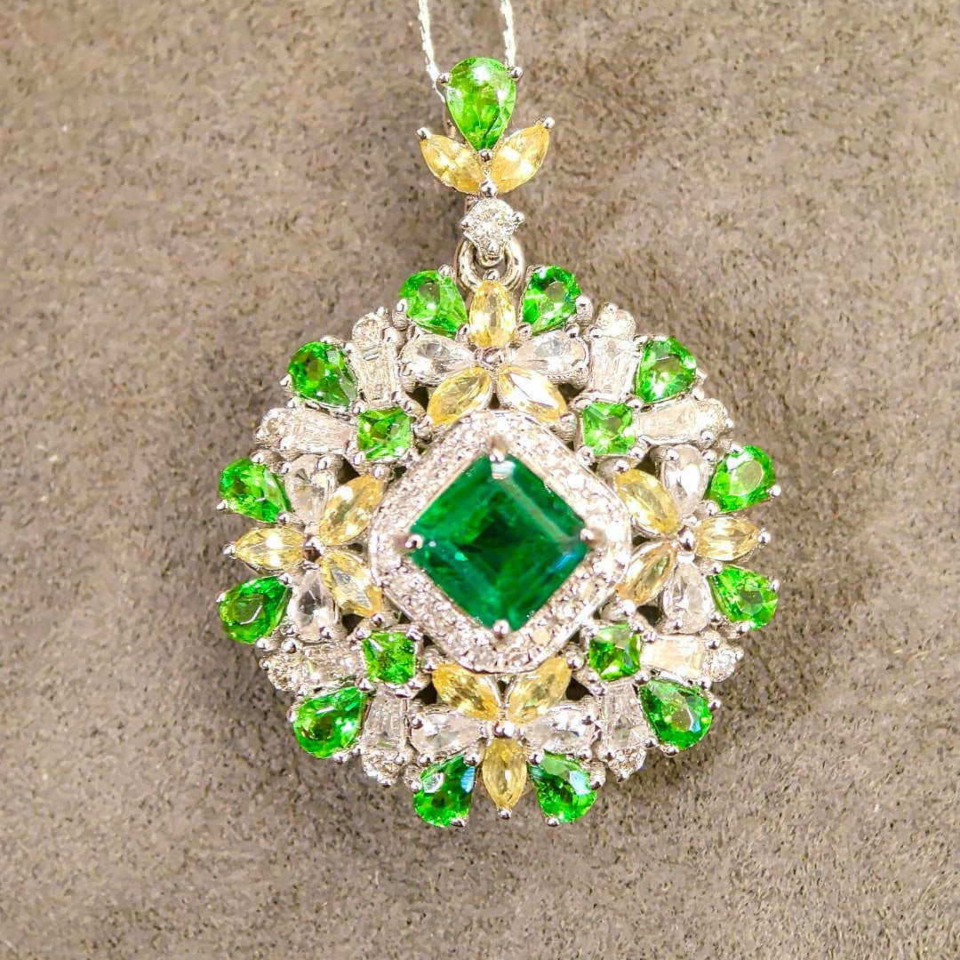 14k Gold 1.27 Ctw Vivid Green Natural Emerald & Diamond Pendant( Without Chain ) - 5