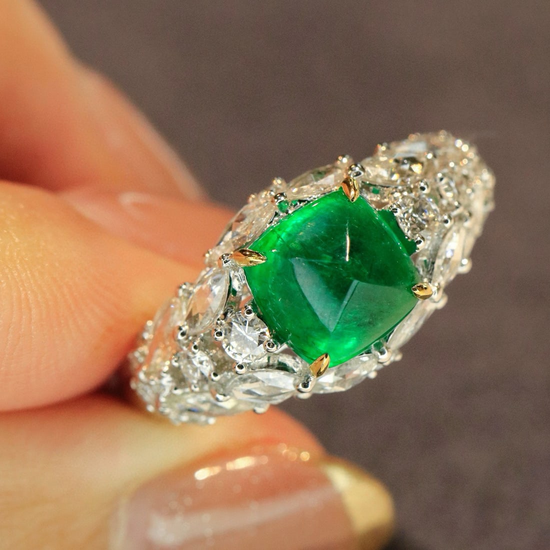 14k Gold 3.24 Ctw Vivid Green Natural Emerald & Diamond Ring: Ref:231054296 // gold content:14k gold // ring size:7. 25us // // main gemstone:emerald // shape:suger-loaf // carat weight:2. 14ct // color:vivid green // treatment:natural // // adjacent gemstone 2 