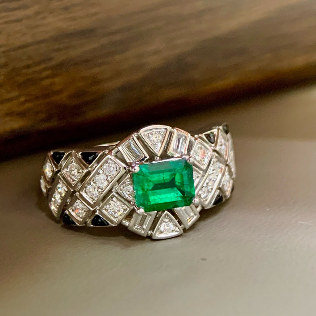 14k Gold 1.03 Ctw Vivid Green Natural Emerald & Diamond Ring - 5