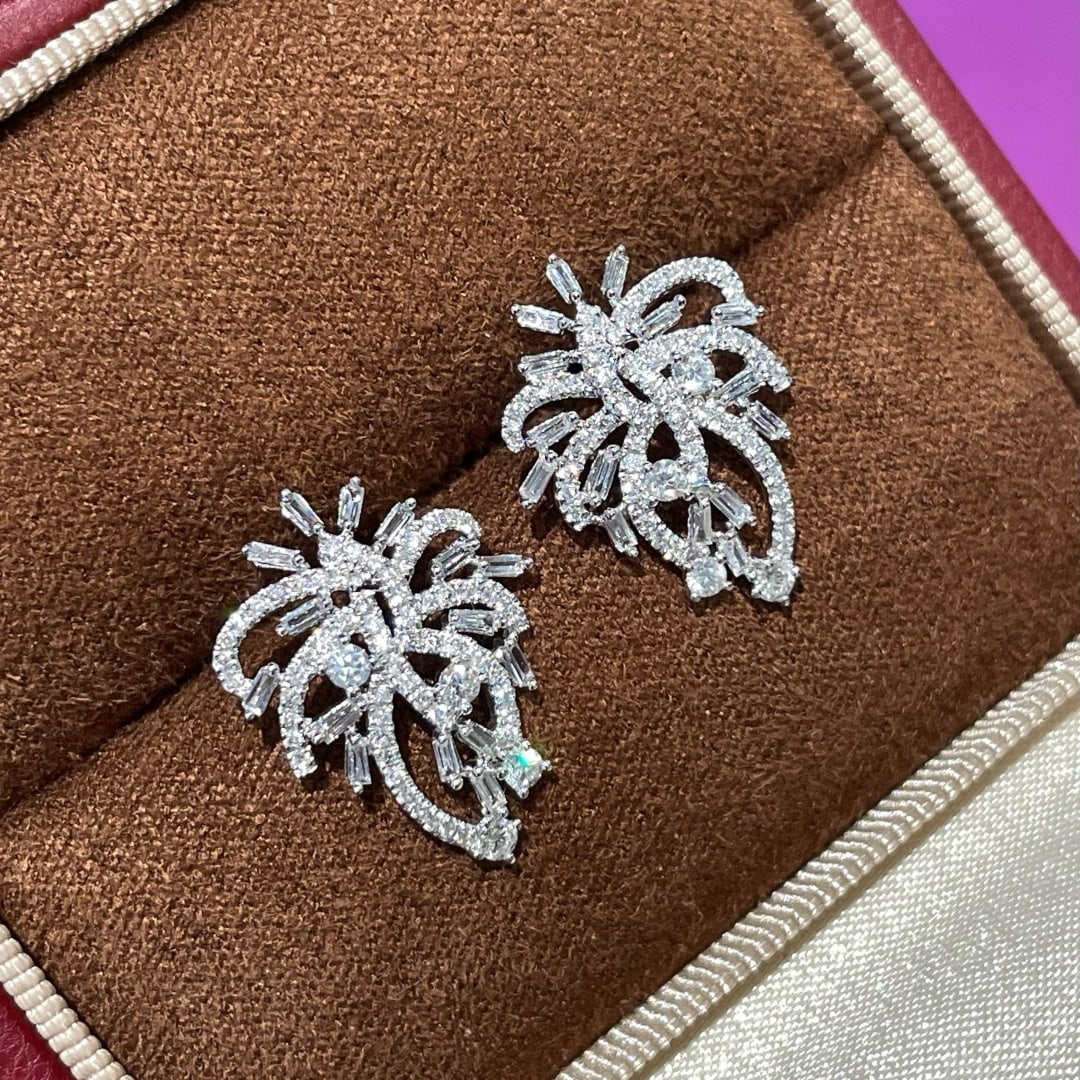 14k Gold 0.80 Ct Natural H Diamond Earrings: Ref:231054322 // gold content:14k gold // main gemstone:diamond // shape:multiply // carat weight:0. 80ct // clarity grade:vs-si // color:h // treatment:natural // High Estimate: 5300 Low Estimate: