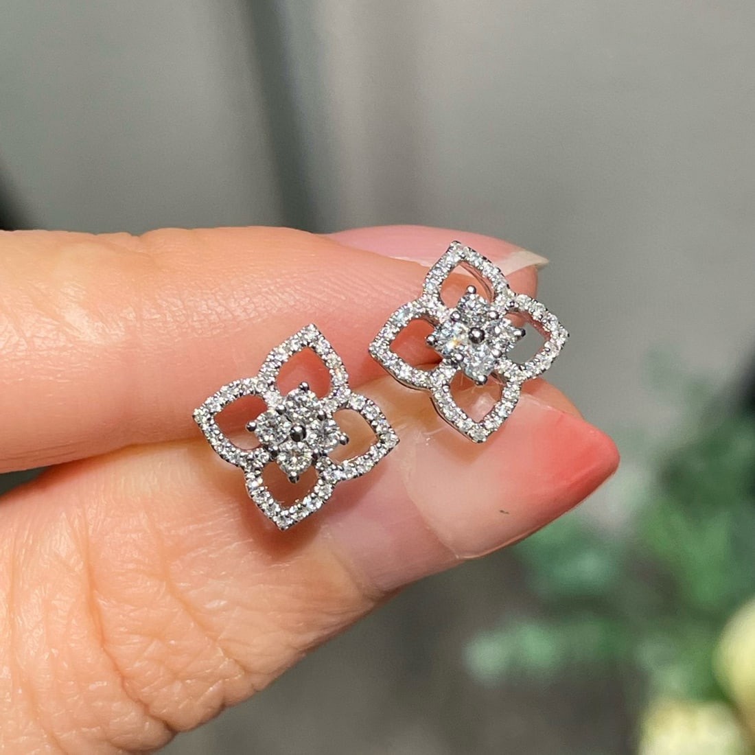14k Gold 0.45 Ct Natural H Diamond Earrings: Ref:231054341 // gold content:14k gold // main gemstone:diamond // shape:round // carat weight:0. 45ct // clarity grade:vs-si // color:h // treatment:natural // cut grade:g // High Estimate: 3000