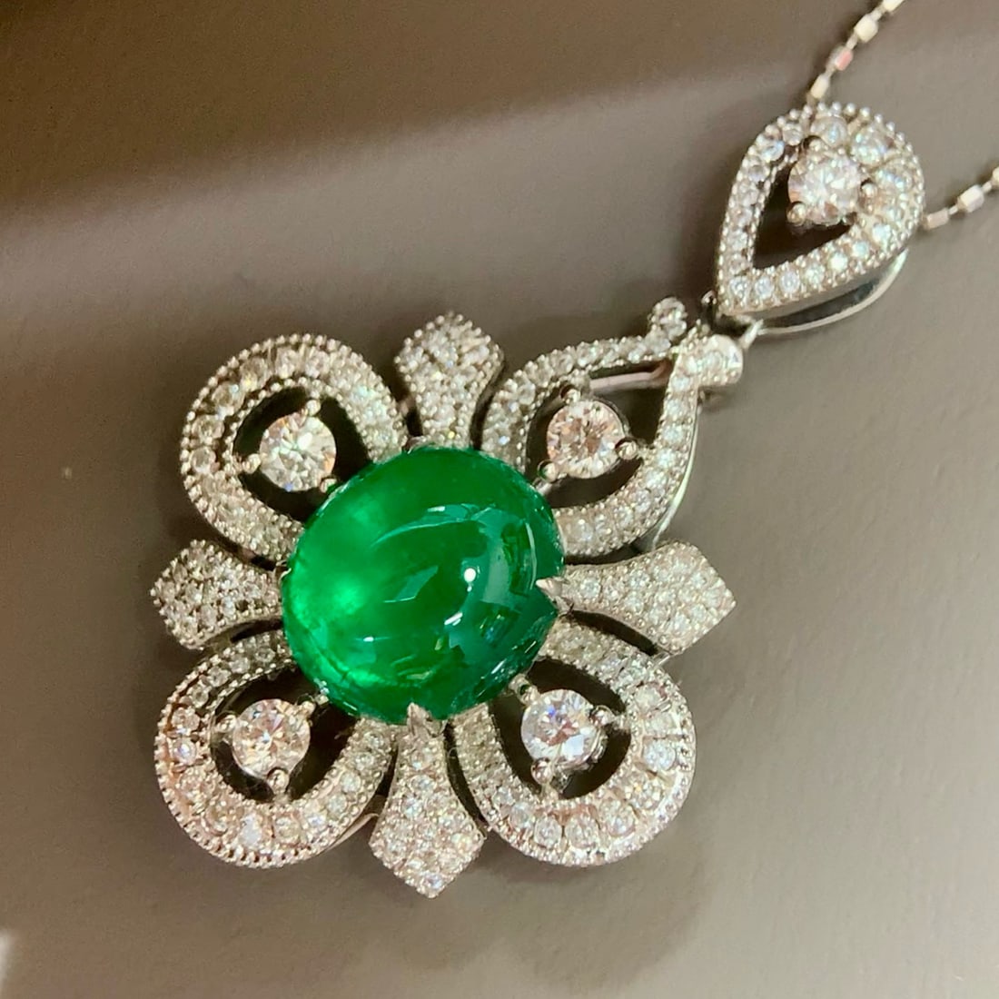 14k Gold 2.82 Ctw Vivid Green Natural Emerald & Diamond Pendant( Without Chain ): Ref:231054347 // gold content:14k gold // main gemstone:emerald // shape:oval // carat weight:2. 31ct // color:vivid green // treatment:natural // // adjacent gemstone 2 : diamond // shape:round // ca