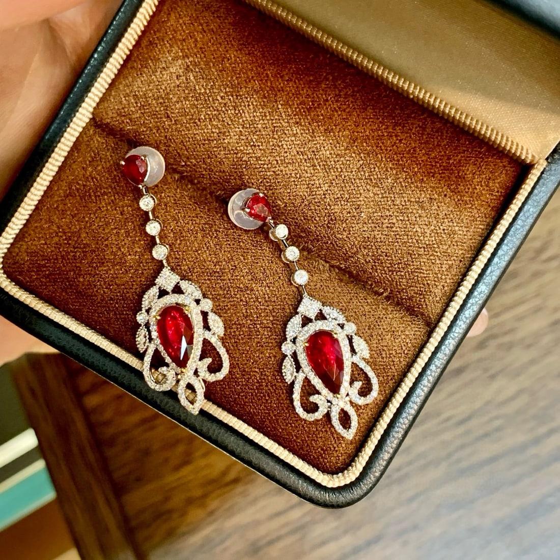 14k Gold 2.58 Ctw Natural Ruby & Diamond Earrings: Ref:231054355 // gold content:14k gold // main gemstone:ruby // shape:pear // carat weight:2. 02ct // color:pigeonblood red // treatment:natural // // adjacent gemstone 2 : diamond // shape:round // c