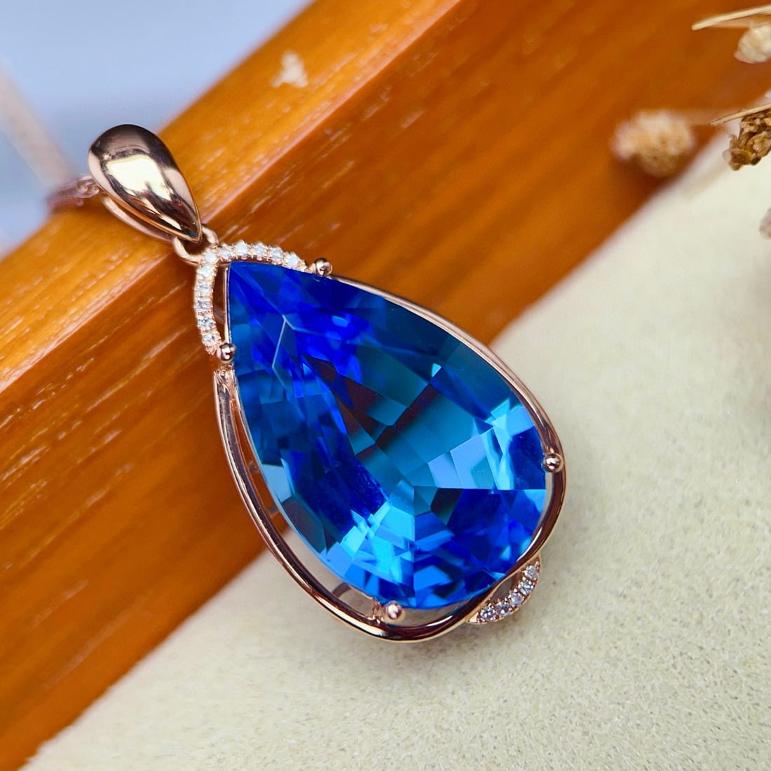 14k Gold 19.85 Ctw Natural Topaz & Diamond Pendant( Without Chain ): Ref:231054371 // gold content:14k gold // main gemstone:topaz // shape:pear // carat weight:19. 8ct // color:blue // treatment:natural // // adjacent gemstone 2 : diamond // number of stones:16 //