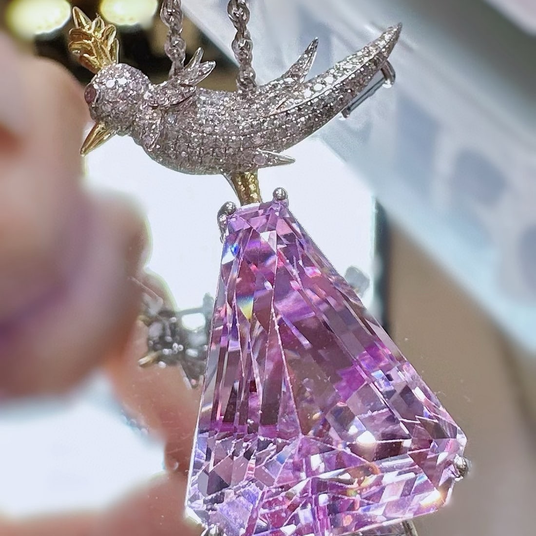 14k Gold 22.91 Ctw Natural Kunzite & Diamond Brooch/pendant( Without Chain ): Ref:231054375 // gold content:14k gold // main gemstone:kunzite // shape:other // carat weight:22. 31ct // color:purple // treatment:natural // // adjacent gemstone 2 : diamond // shape:round //